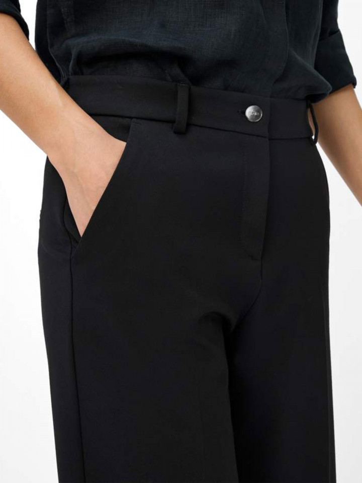 Byxa Maine Jersey svart från Brax