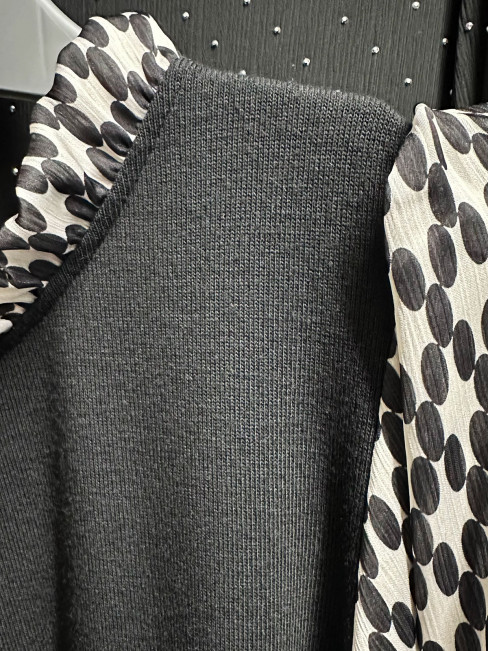 Finstickad topp kontrast Lia svart-vit från Tinta Style 2