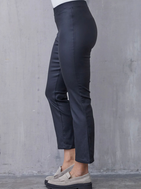 Byxa skinnimitation Helga svart från Isay