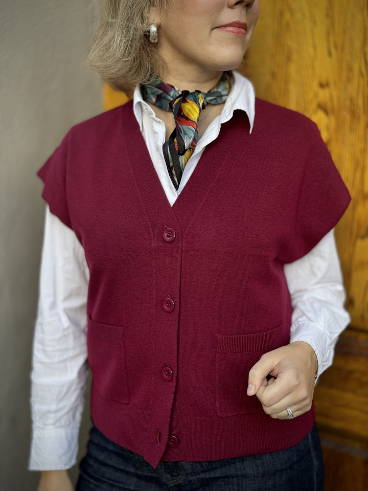 Finstickad väst vinröd från Rabe