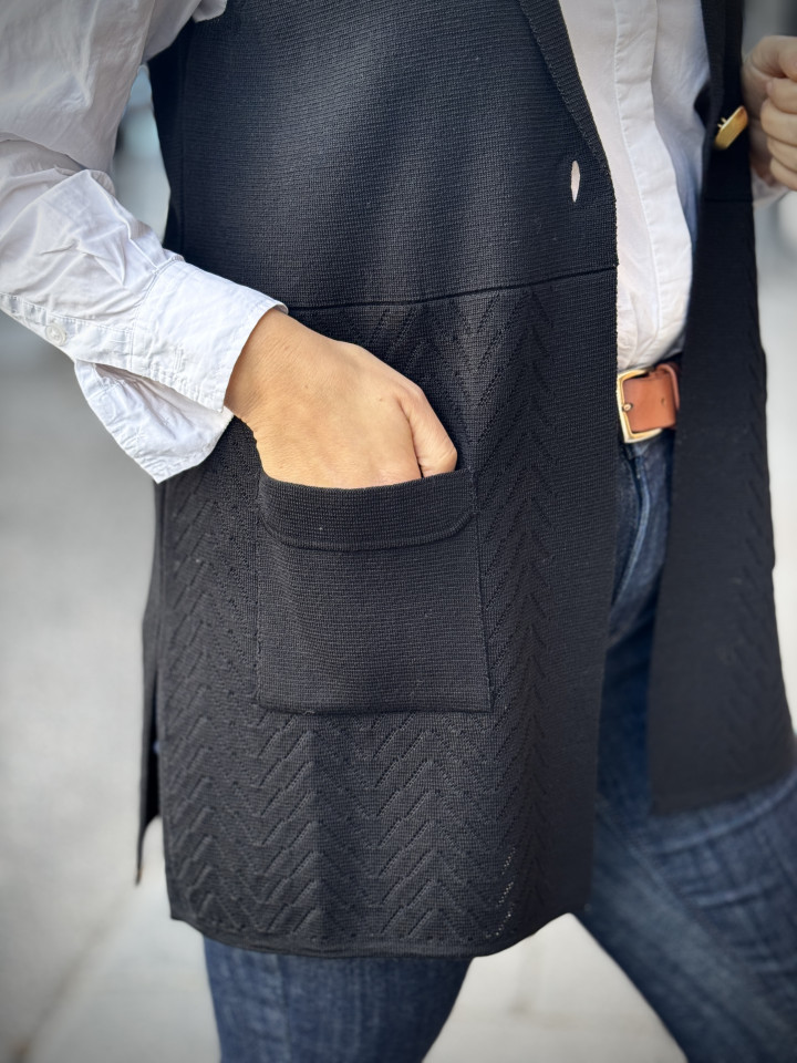 Finstickad väst svart från Tinta Style