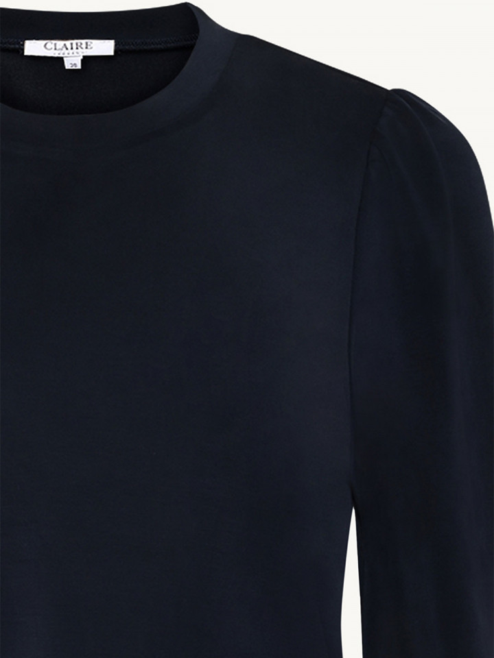 Trikåklänning marin puffärm från Claire