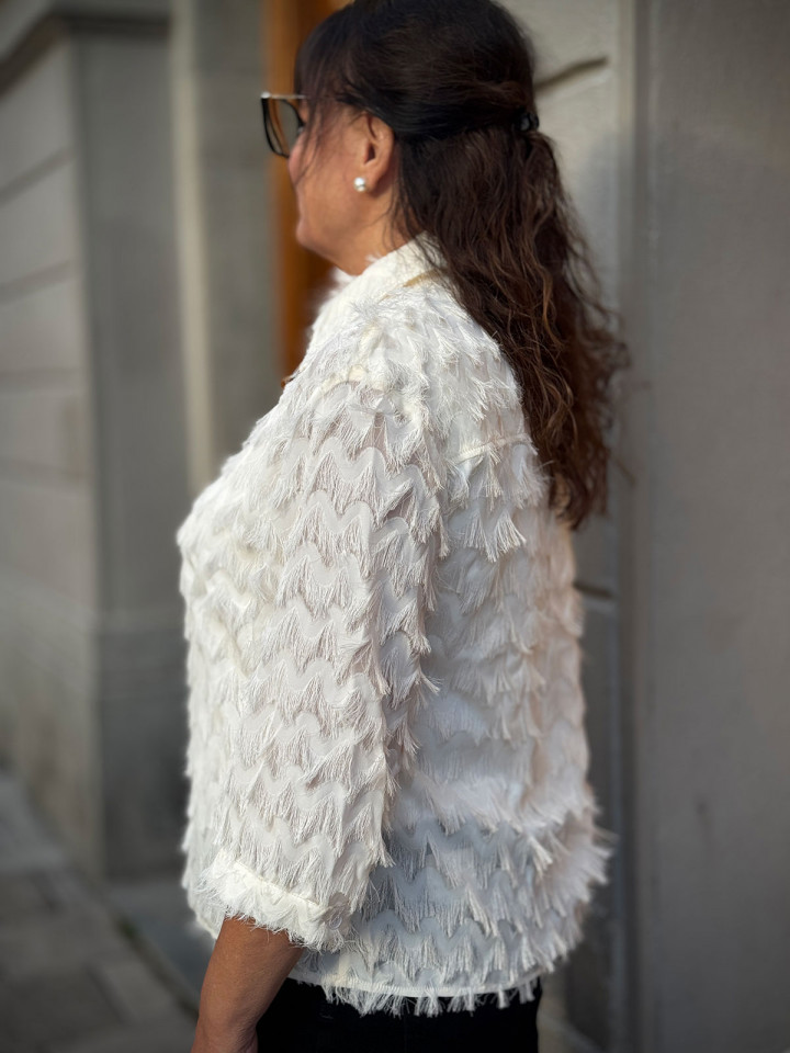 Blus fransar cremevit från Claire