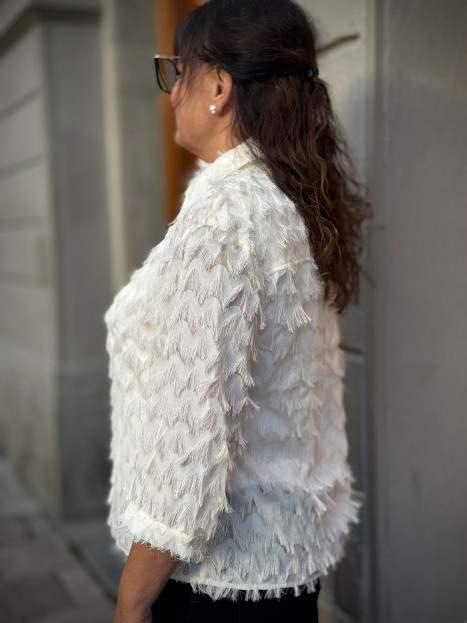 Blus fransar cremevit från Claire