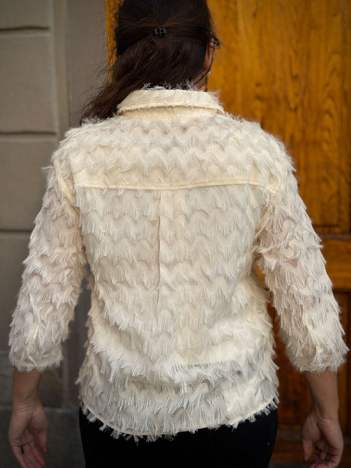 Blus fransar cremevit från Claire