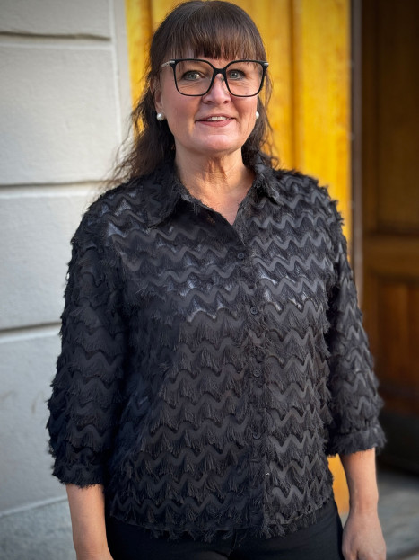 Blus fransar svart från Claire