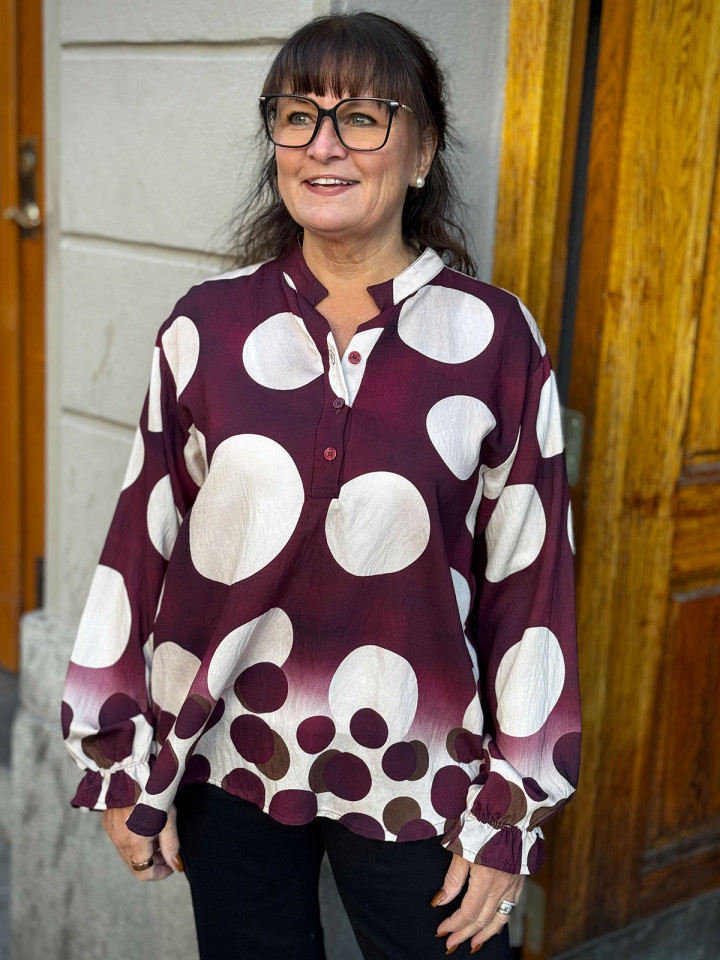 Viskosblus vinröd prick från Marta du Chateau