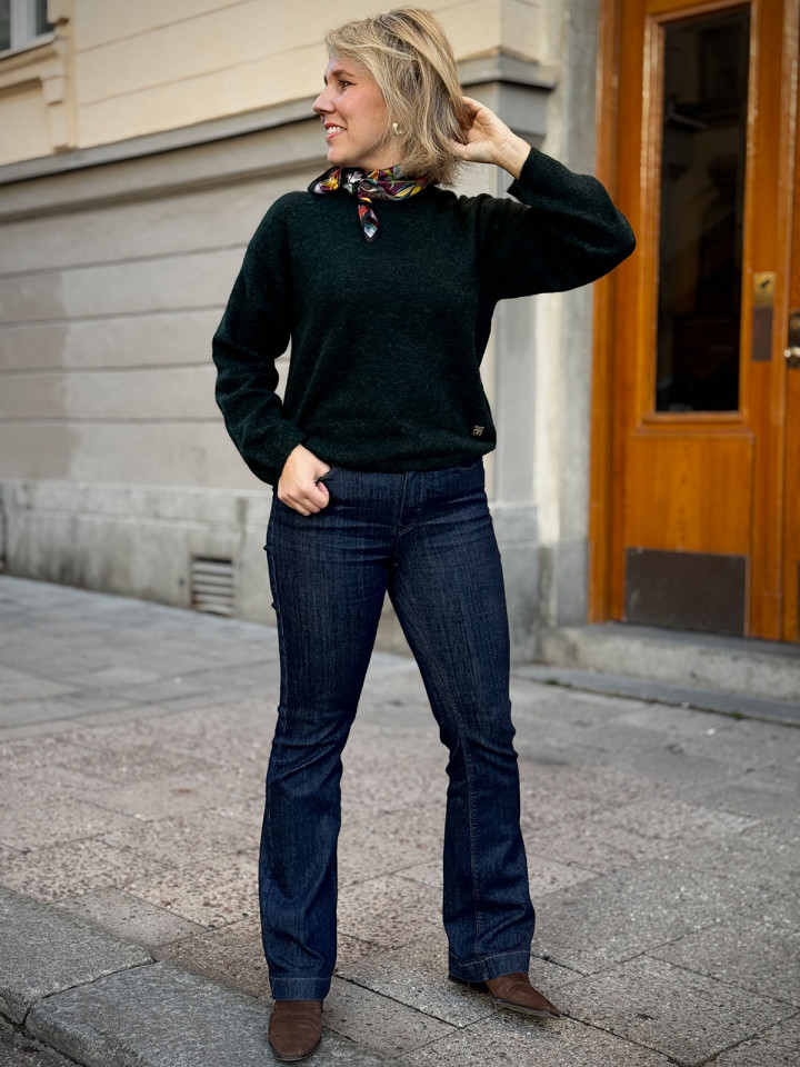 Stickad tröja Scarab mörk grön från...