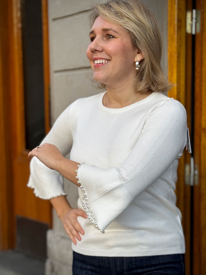 Stickad tröja ärmvolang vit med...