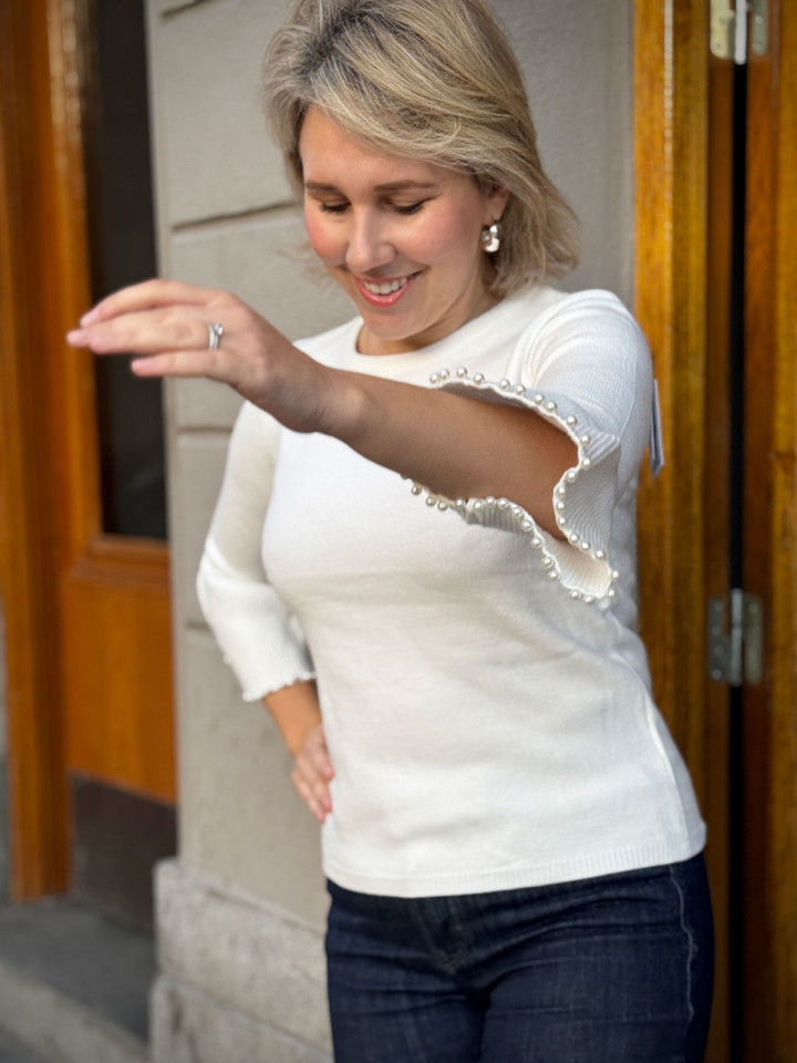 Stickad tröja ärmvolang vit med...