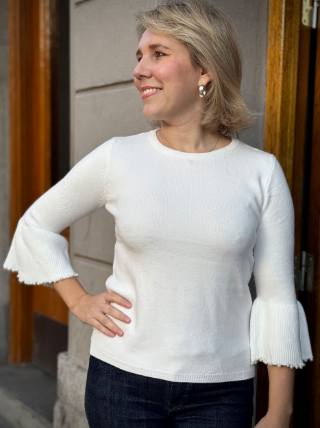 Stickad tröja ärmvolang vit med pärlor från CC Fashion