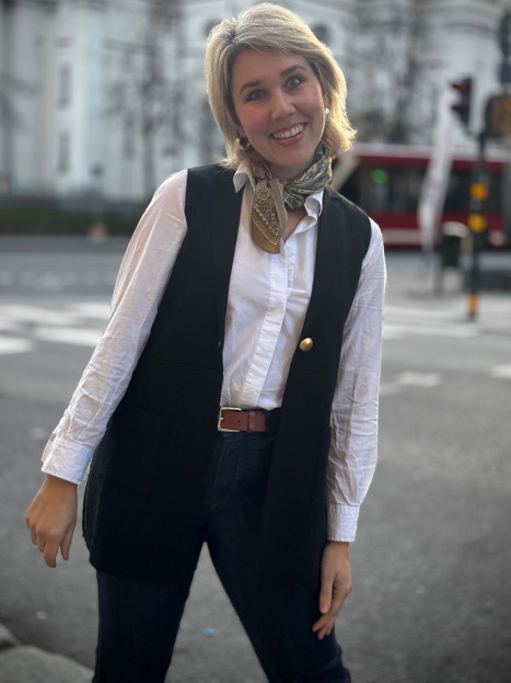 Finstickad väst svart från Tinta Style