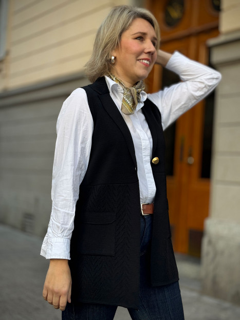 Finstickad väst svart från Tinta Style