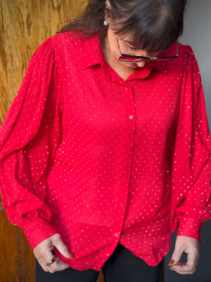 Festblus röd med stenar från Chica...