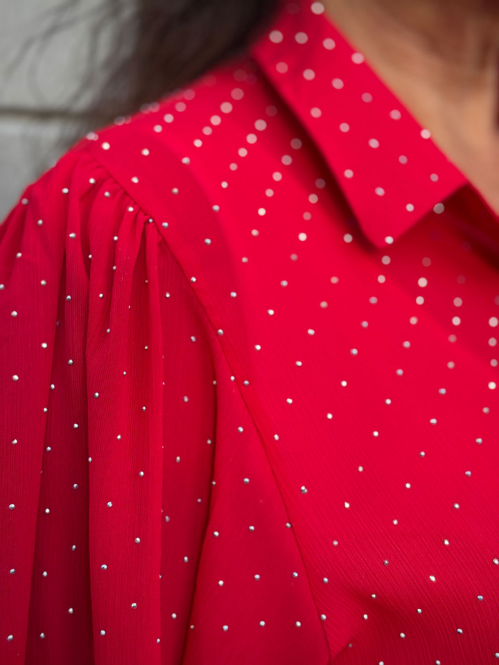 Festblus röd med stenar från Chica...