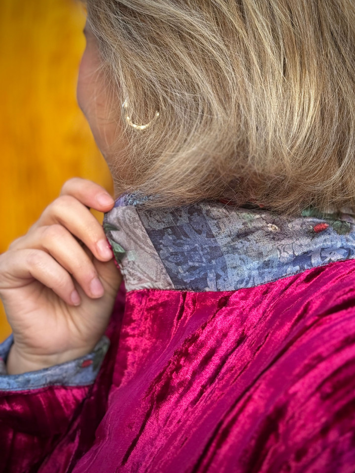 Blusjacka i krossad sammet gaga...