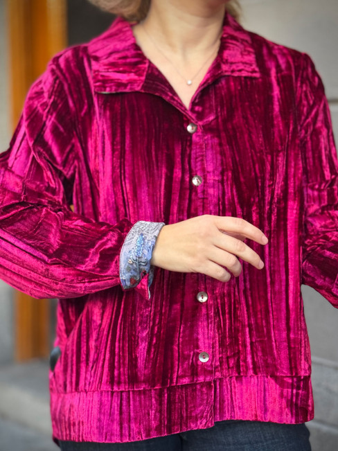 Blusjacka i krossad sammet gaga cerise från Gossip