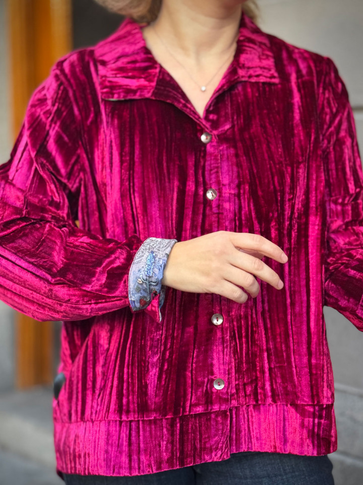 Blusjacka i krossad sammet gaga cerise från Gossip