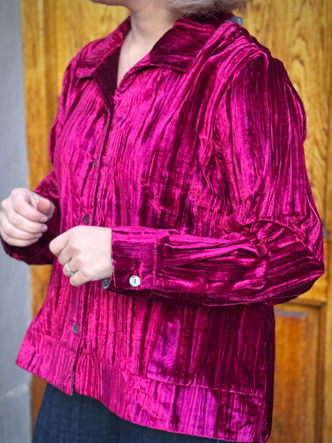 Blusjacka i krossad sammet gaga cerise från Gossip