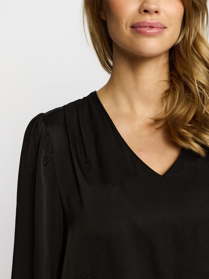 Satinblus Cille svart från 2-BIZ