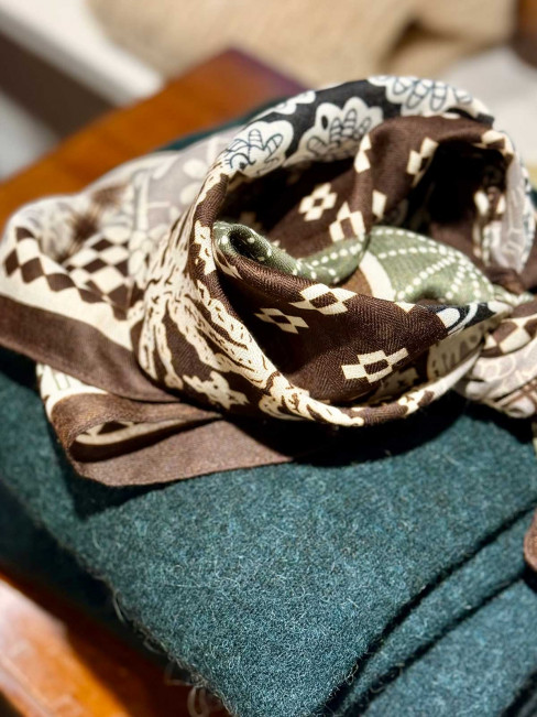 Viskosscarf i brun, creme och oliv 2