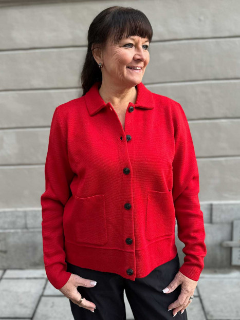 Kofta Kaja röd från Sibinlinnebjerg