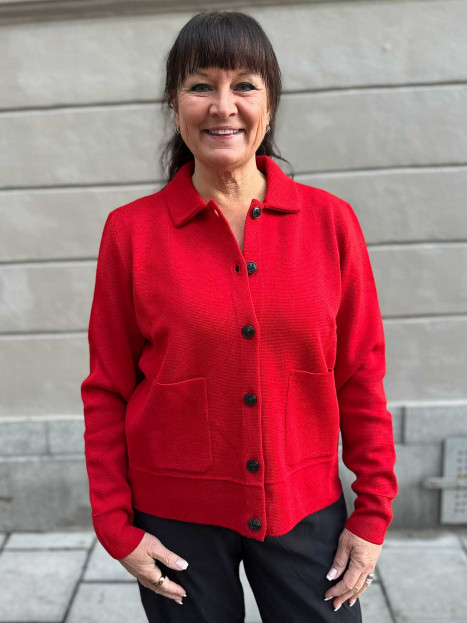 Kofta Kaja röd från Sibinlinnebjerg