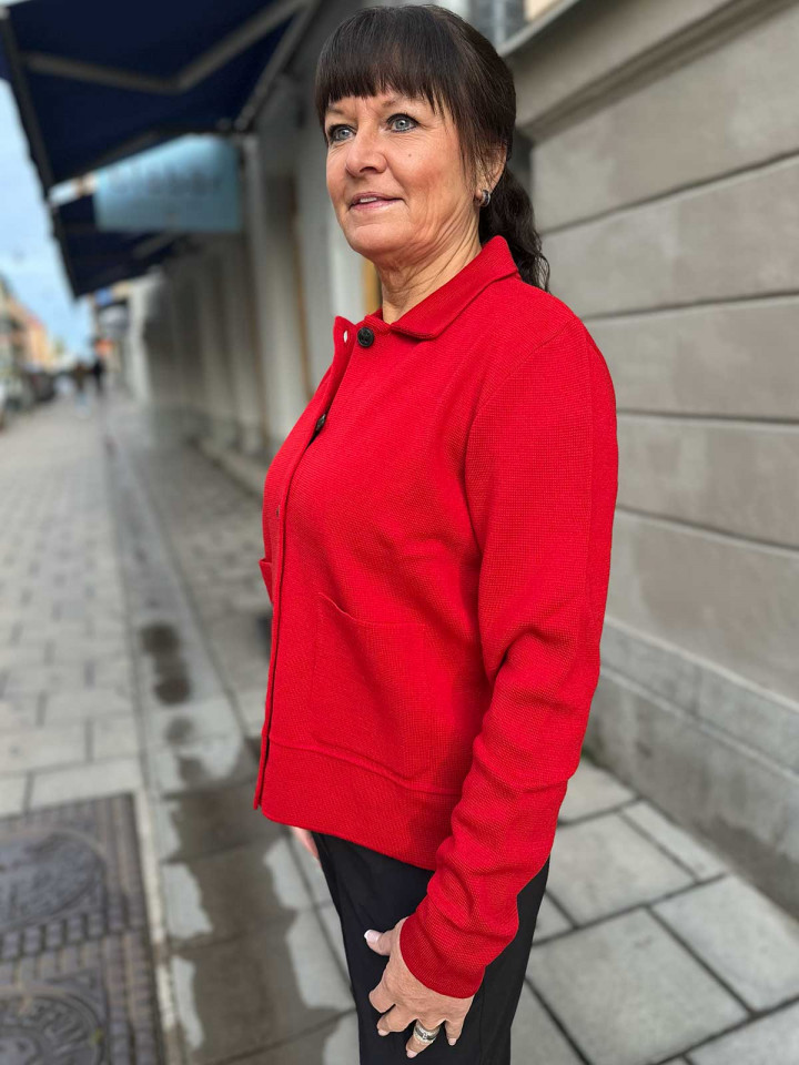 Kofta Kaja röd från Sibinlinnebjerg