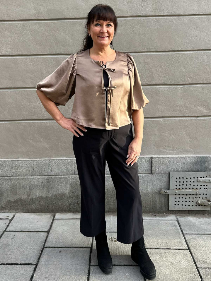 Satinjacka taupe puffärm från Mingel