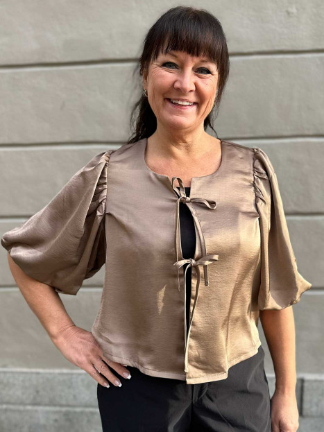 Satinjacka taupe puffärm från Mingel