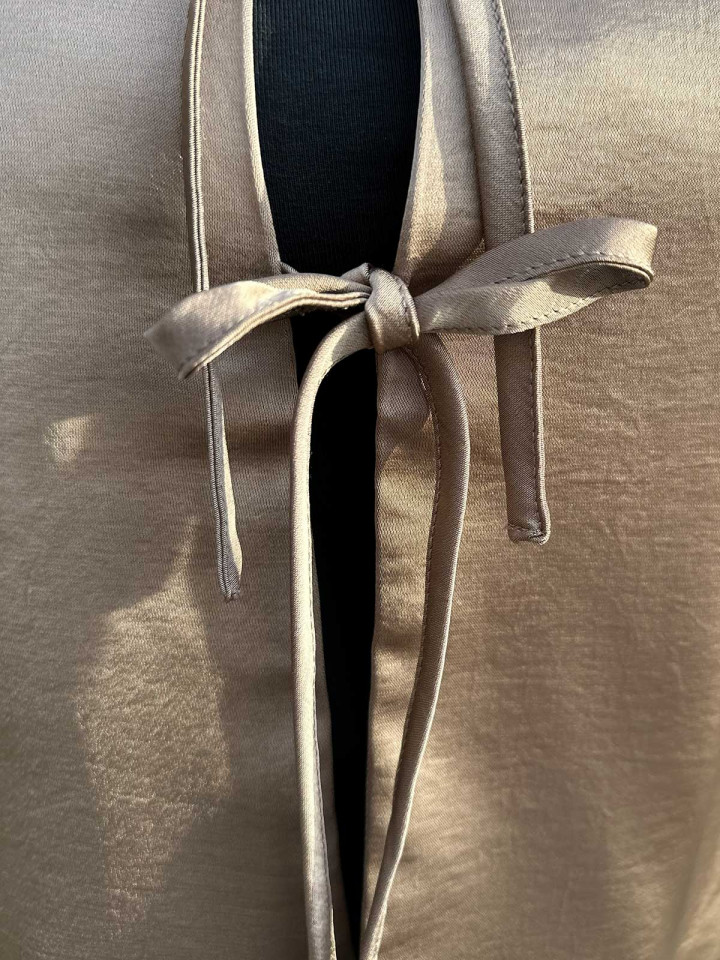 Satinjacka taupe puffärm från Mingel