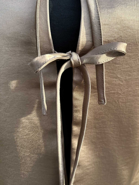 Satinjacka taupe puffärm från Mingel