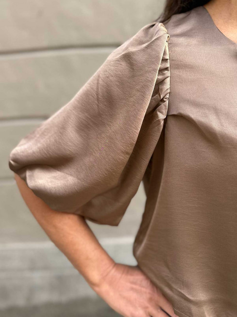 Satinjacka taupe puffärm från Mingel