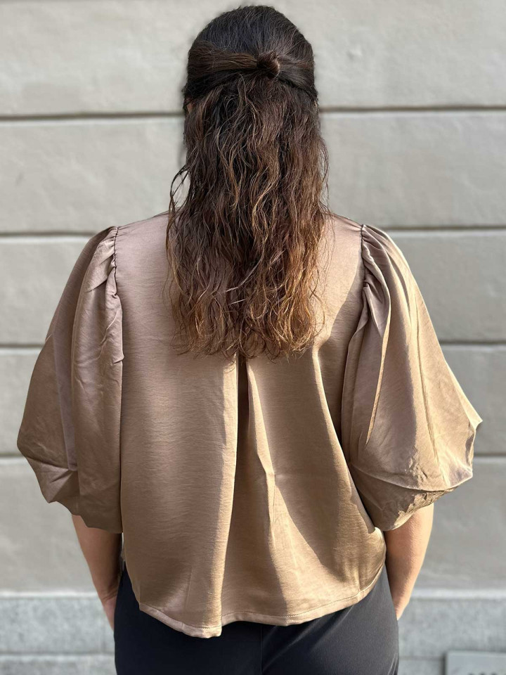 Satinjacka taupe puffärm från Mingel