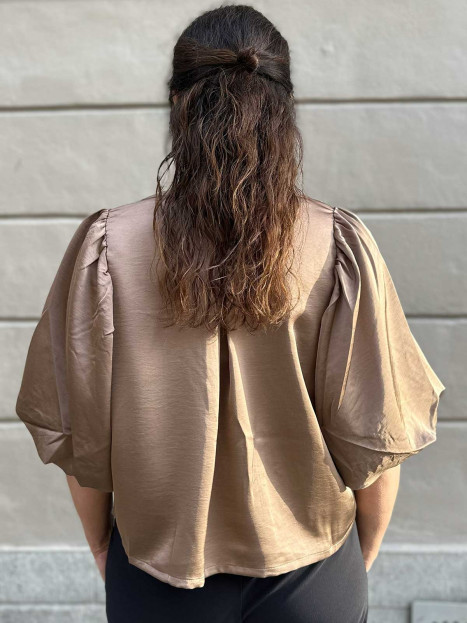 Satinjacka taupe puffärm från Mingel