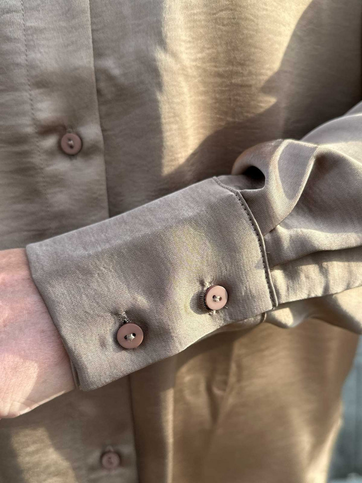 Satinblus taupe från Mingel