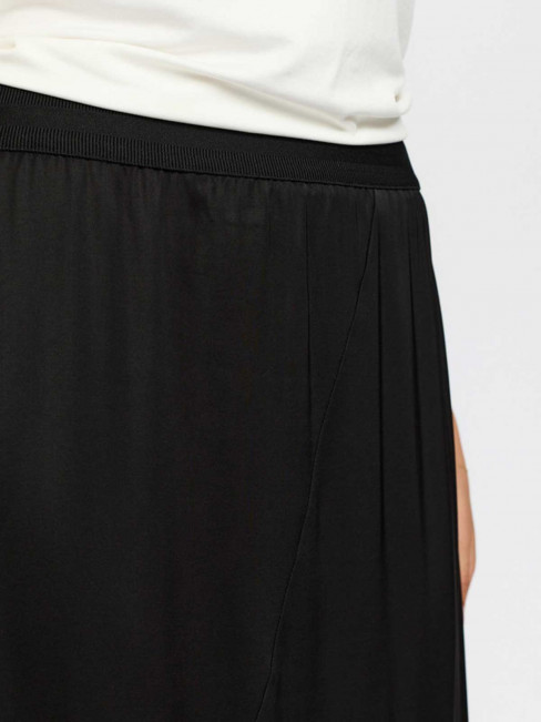 Satinkjol Carla svart från 2-BIZ 2