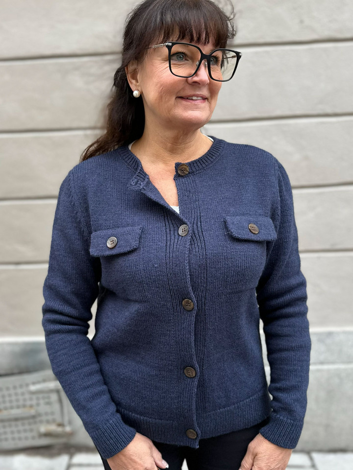 Stickad kofta Carlotta denimblå från SibinLinnebjerg