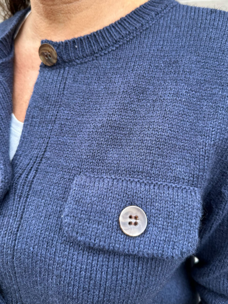 Stickad kofta denimblå från SibinLinnebjerg