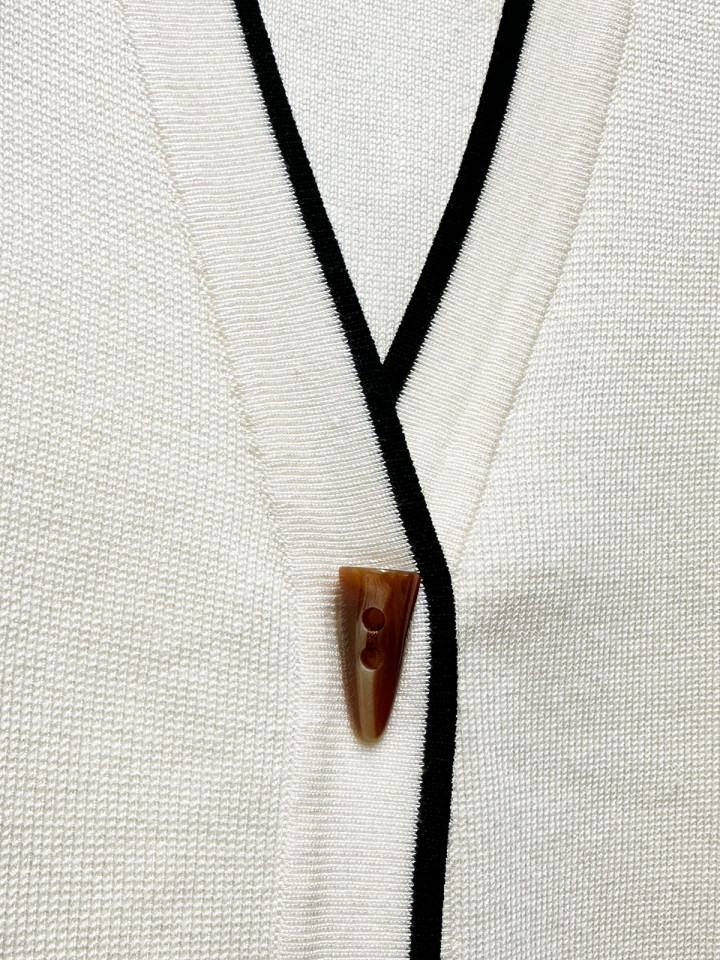 Lång finstickad väst cremevit från Micha