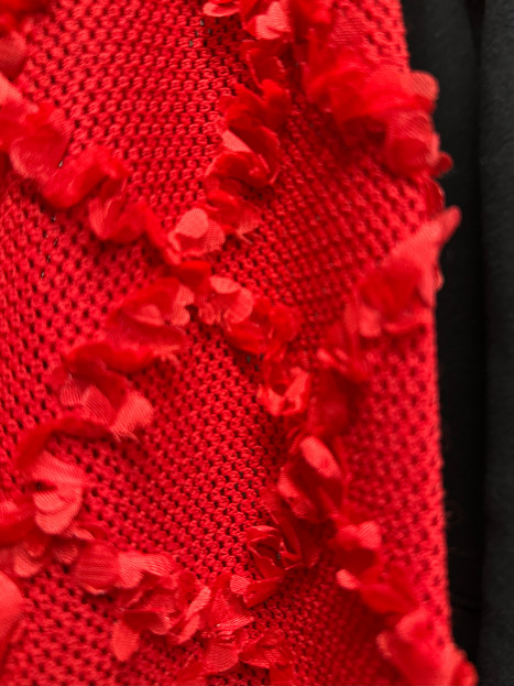 Finstickad tröja med dekor på ärmar och krage röd från Micha