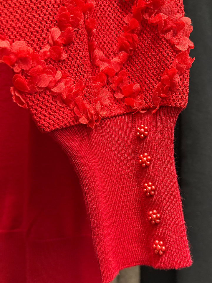 Finstickad tröja med dekor på ärmar...