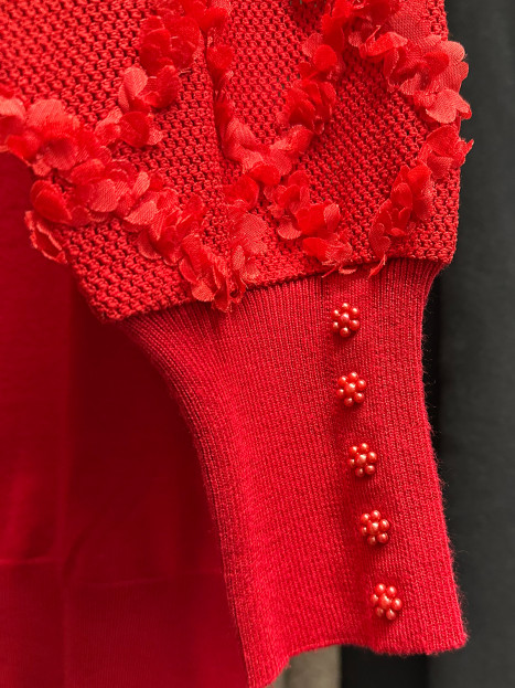 Finstickad tröja med dekor på ärmar och krage röd från Micha