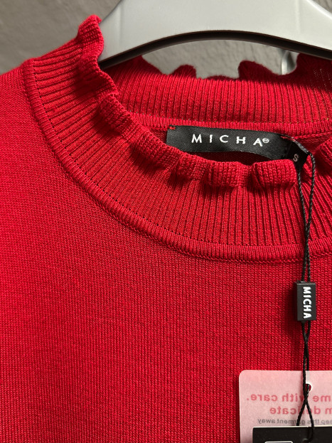 Finstickad tröja med dekor på ärmar och krage röd från Micha