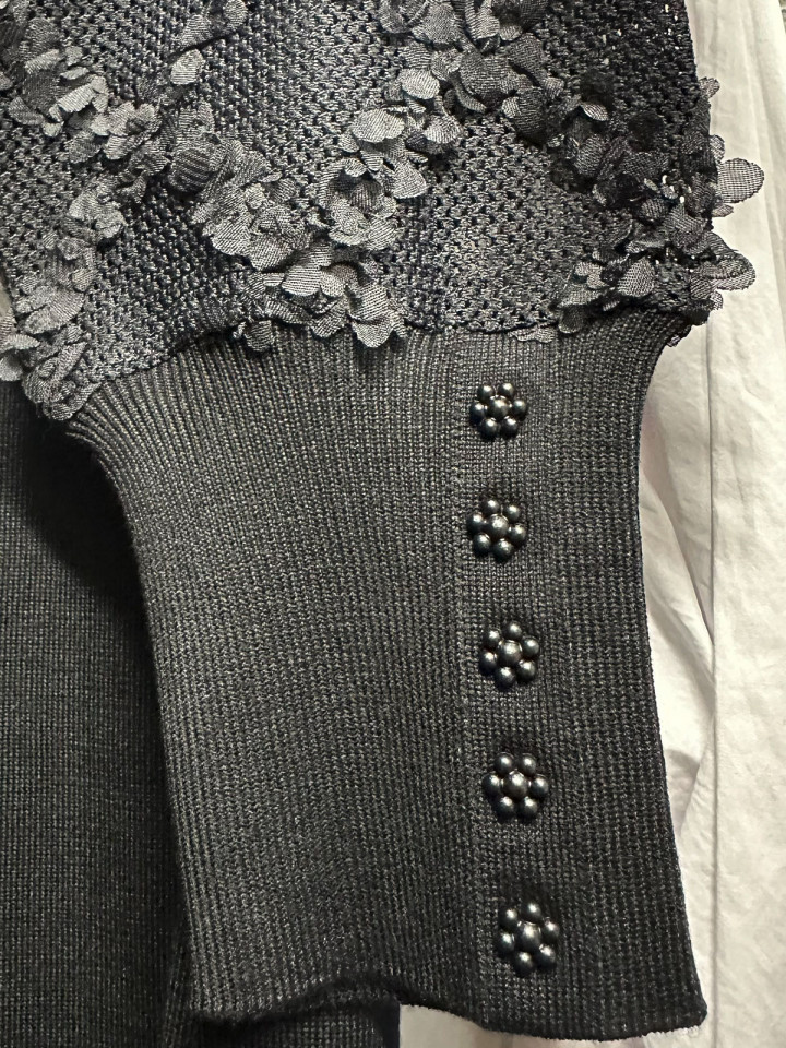 Finstickad tröja med dekor på ärmar...