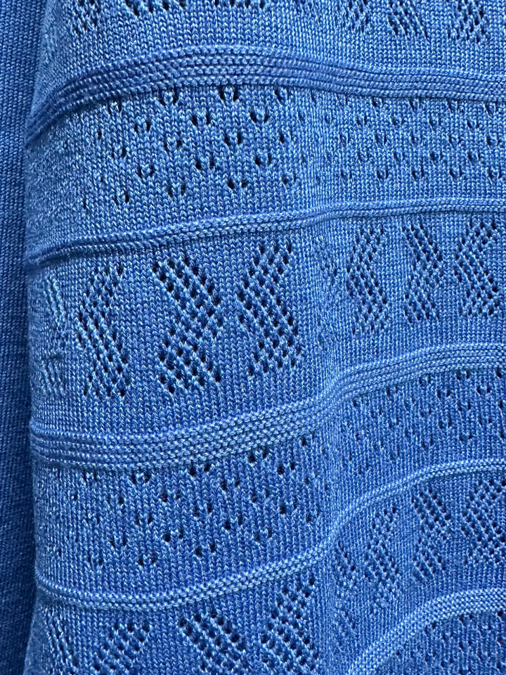 Fin- och mönsterstickad tröja blå...