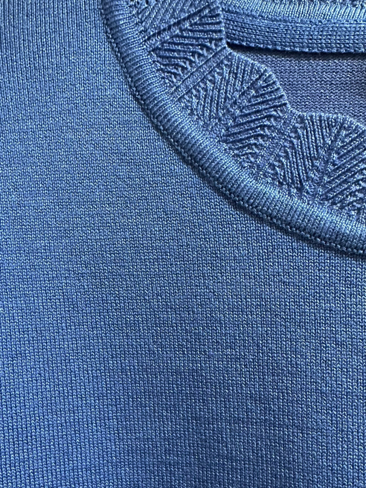 Fin- och mönsterstickad tröja blå...