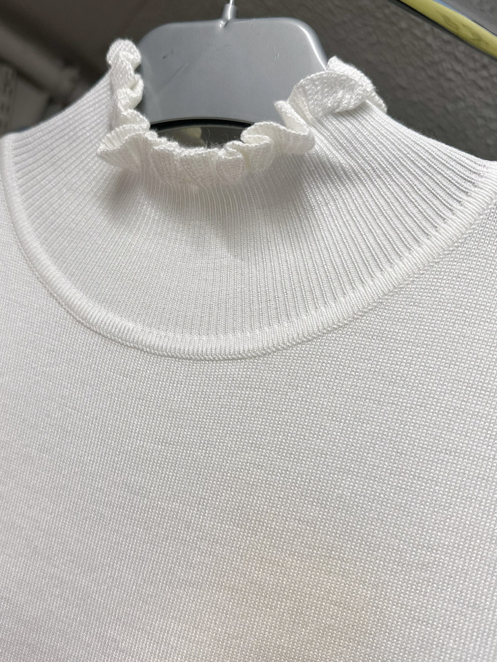 Finstickad polo vit från Micha