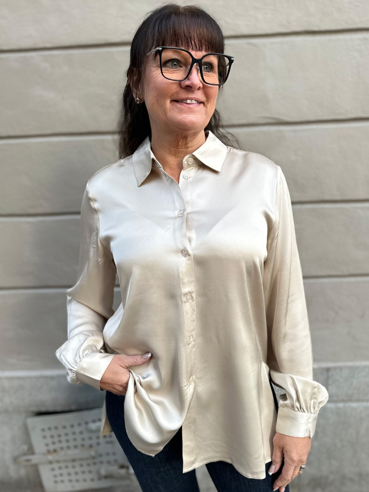 Satinblus Sabrina Creme från Claire