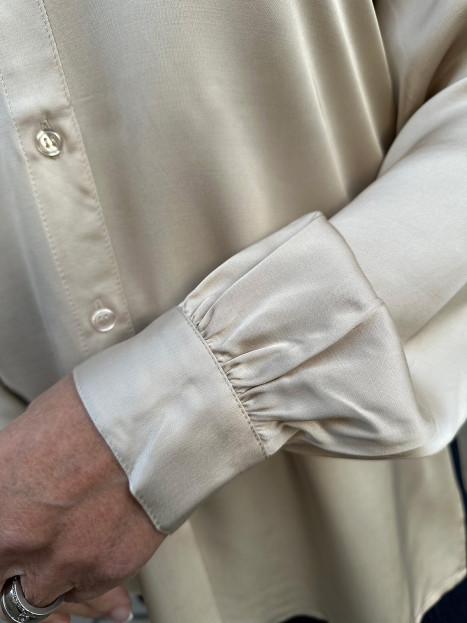 Satinblus Sabrina Creme från Claire